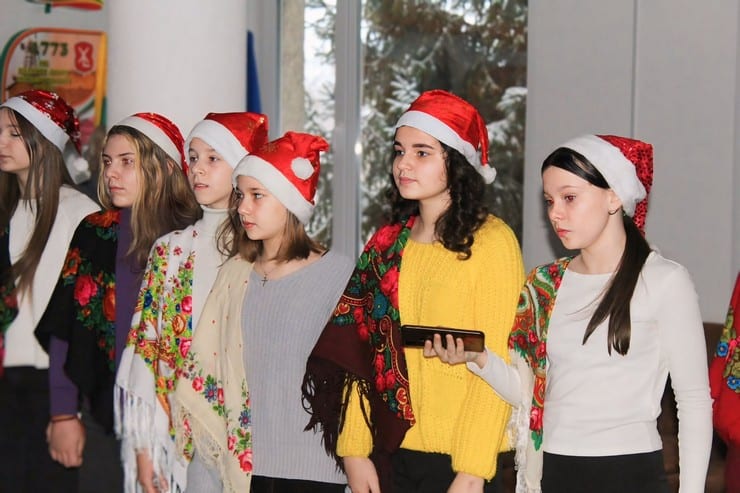 В Смілі діти завітали до представників влади з різдвяними колядками