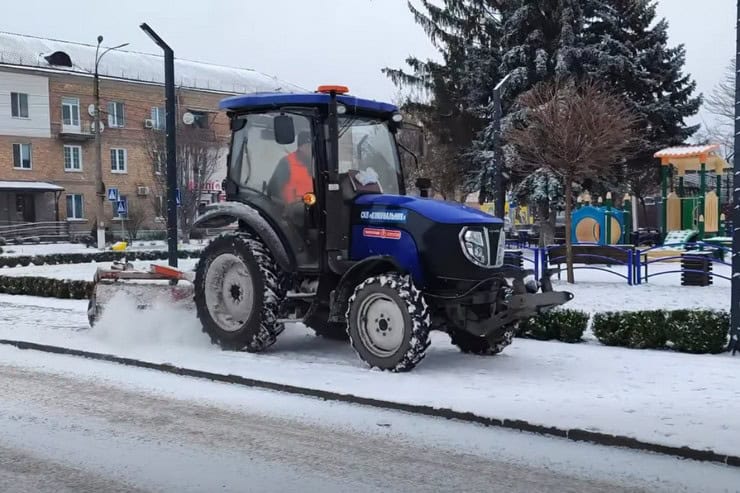 Справжня зима в Смілі зі снігопадом: на дорогах міста працюють 6 одиниць спецтехніки
