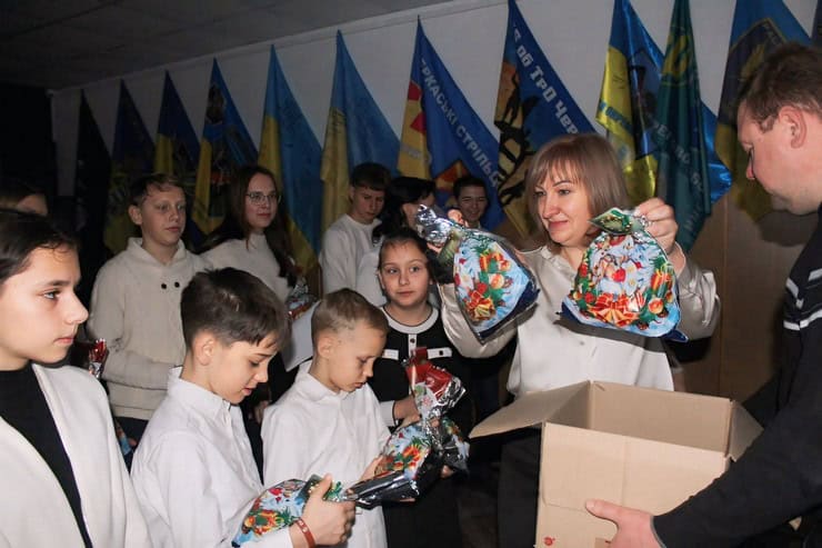 В Смілі діти завітали до представників влади з різдвяними колядками