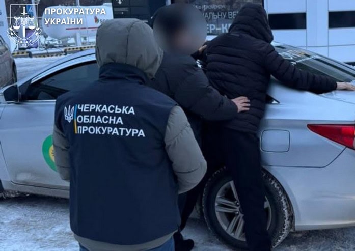 23-річний житель Сміли допомагав військовозобов’язаним чоловікам перетнути державний кордон за 5000 доларів