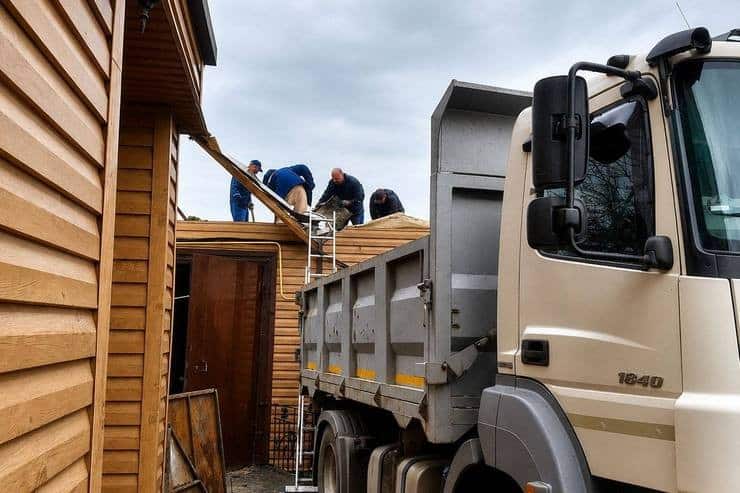 В Смілі триває ліквідація наслідків обстрілу: чому жителям міста рекомендують не починати ремонт пошкодженого житла