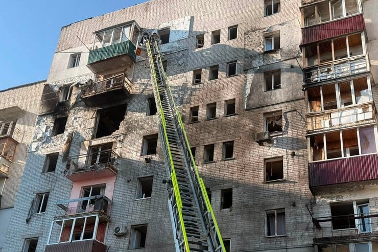 Всі подробиці про обстріл Сміли сьогодні вночі: безпілотник влучив в багатоповерхівку, 5 потерпілих, багато руйнувань