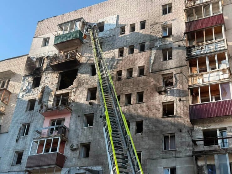 Всі подробиці про обстріл Сміли сьогодні вночі: безпілотник влучив в багатоповерхівку, 5 потерпілих, багато руйнувань