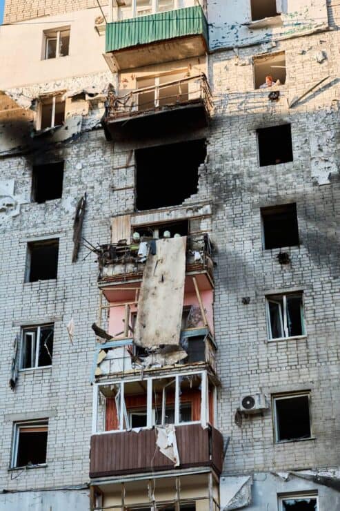 Всі подробиці про обстріл Сміли сьогодні вночі: безпілотник влучив в багатоповерхівку, 5 потерпілих, багато руйнувань