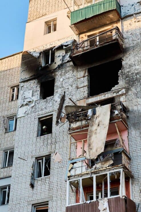 Всі подробиці про обстріл Сміли сьогодні вночі: безпілотник влучив в багатоповерхівку, 5 потерпілих, багато руйнувань
