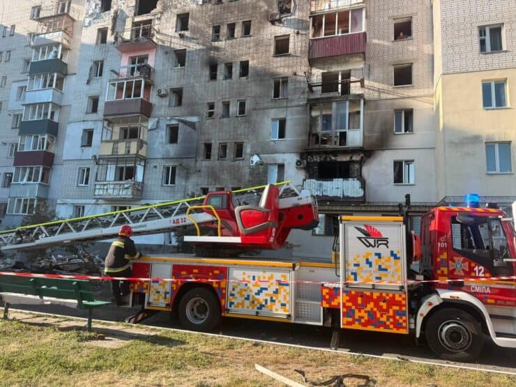 Всі подробиці про обстріл Сміли сьогодні вночі: безпілотник влучив в багатоповерхівку, 5 потерпілих, багато руйнувань