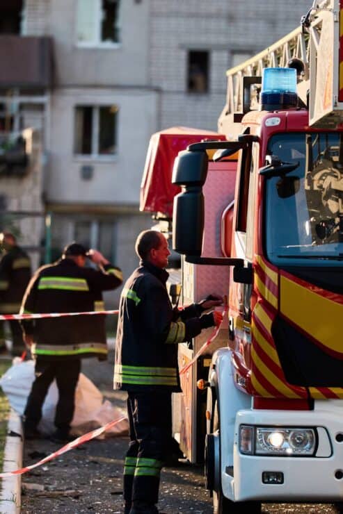 Всі подробиці про обстріл Сміли сьогодні вночі: безпілотник влучив в багатоповерхівку, 5 потерпілих, багато руйнувань