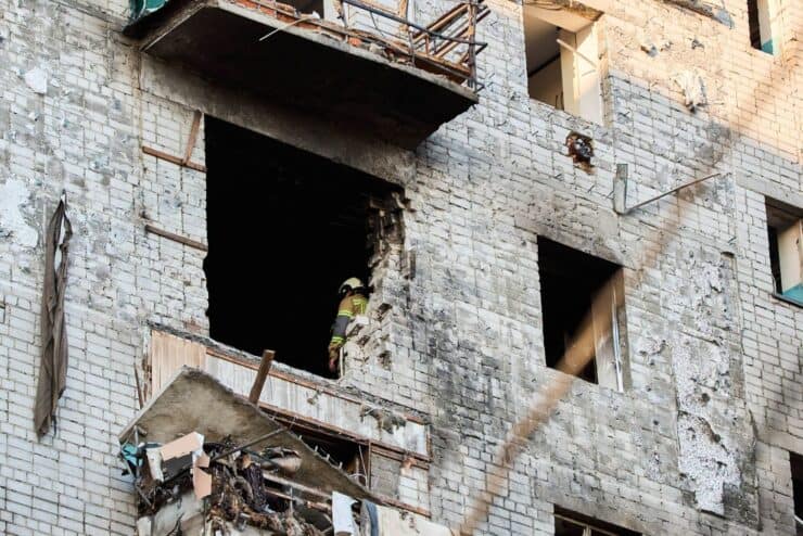 Всі подробиці про обстріл Сміли сьогодні вночі: безпілотник влучив в багатоповерхівку, 5 потерпілих, багато руйнувань